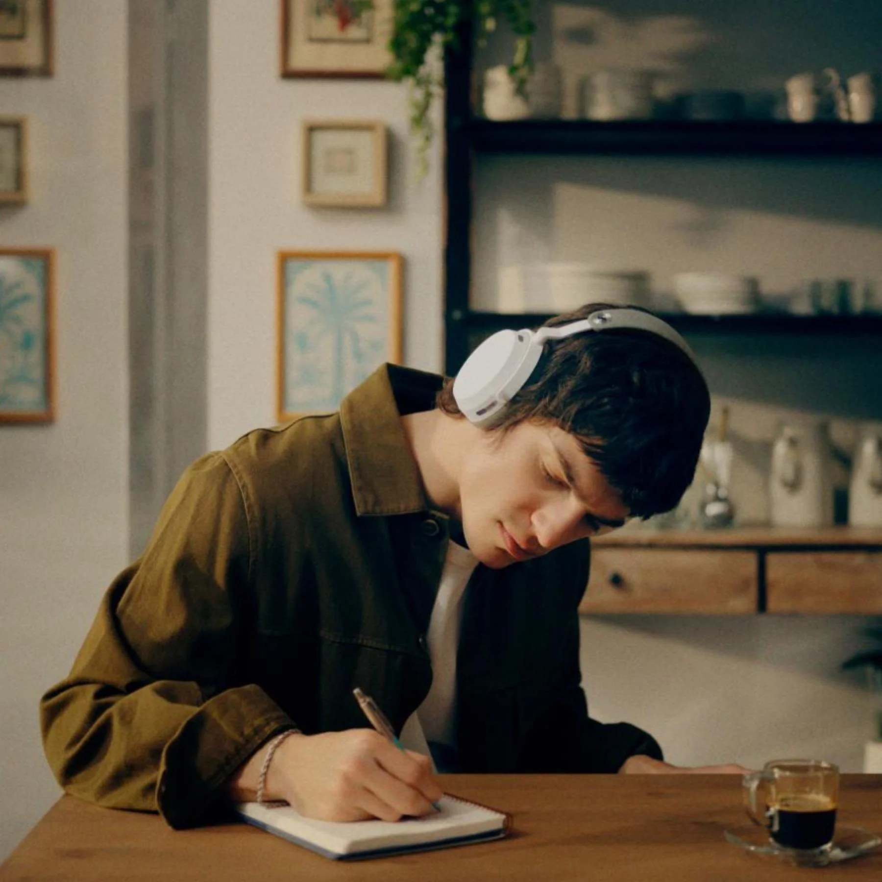Sennheiser Momentum 5 Wireless Headphones - Image 5